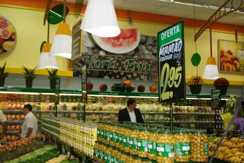 pedestal de cartaz para supermercado