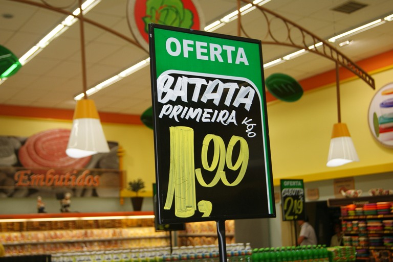 Pedestais para Cartaz em acrílico para supermercado em Delta — RA Sinalização