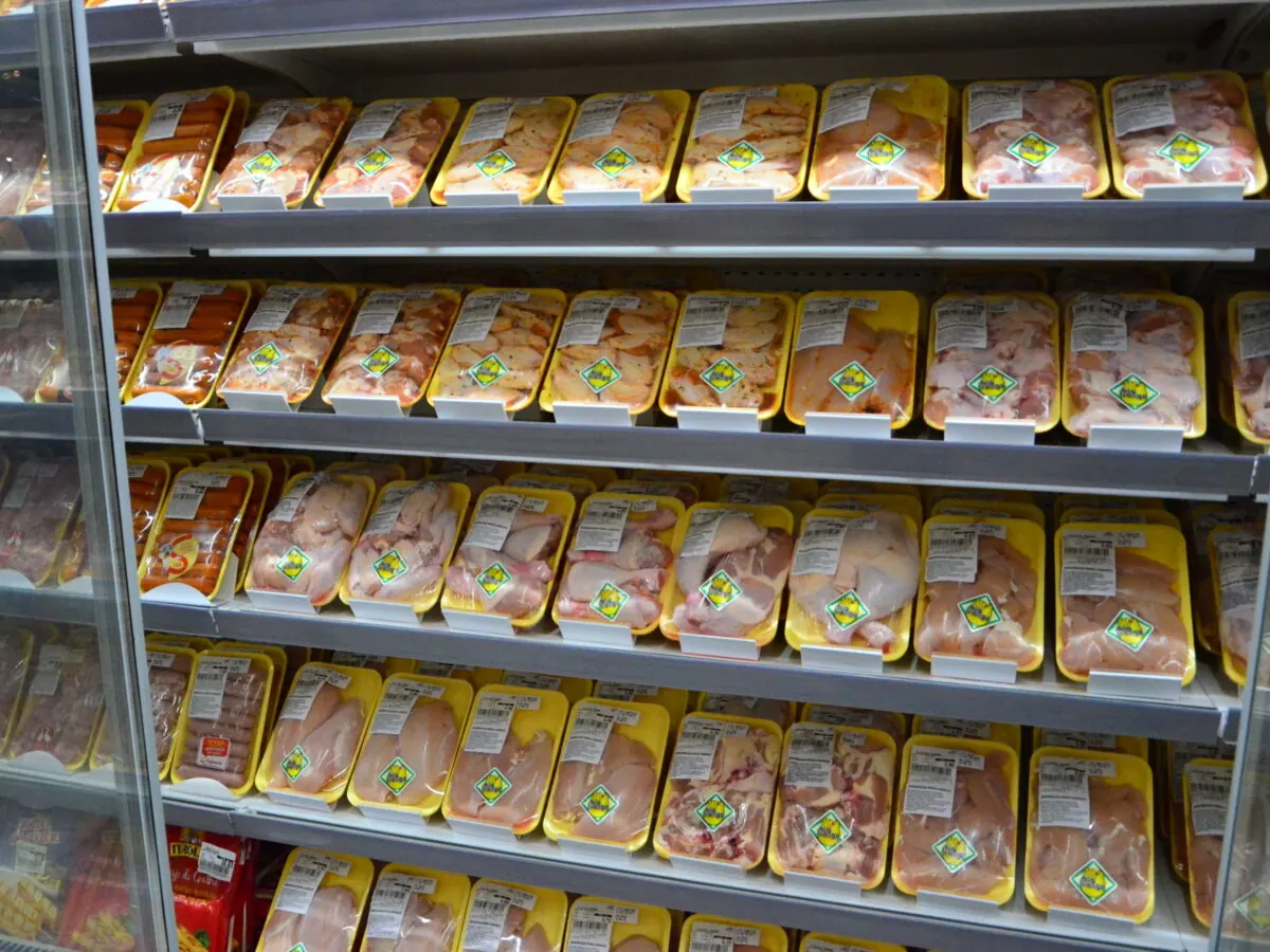 Escada de Elevação para supermercado em Brasília — RA Sinalização