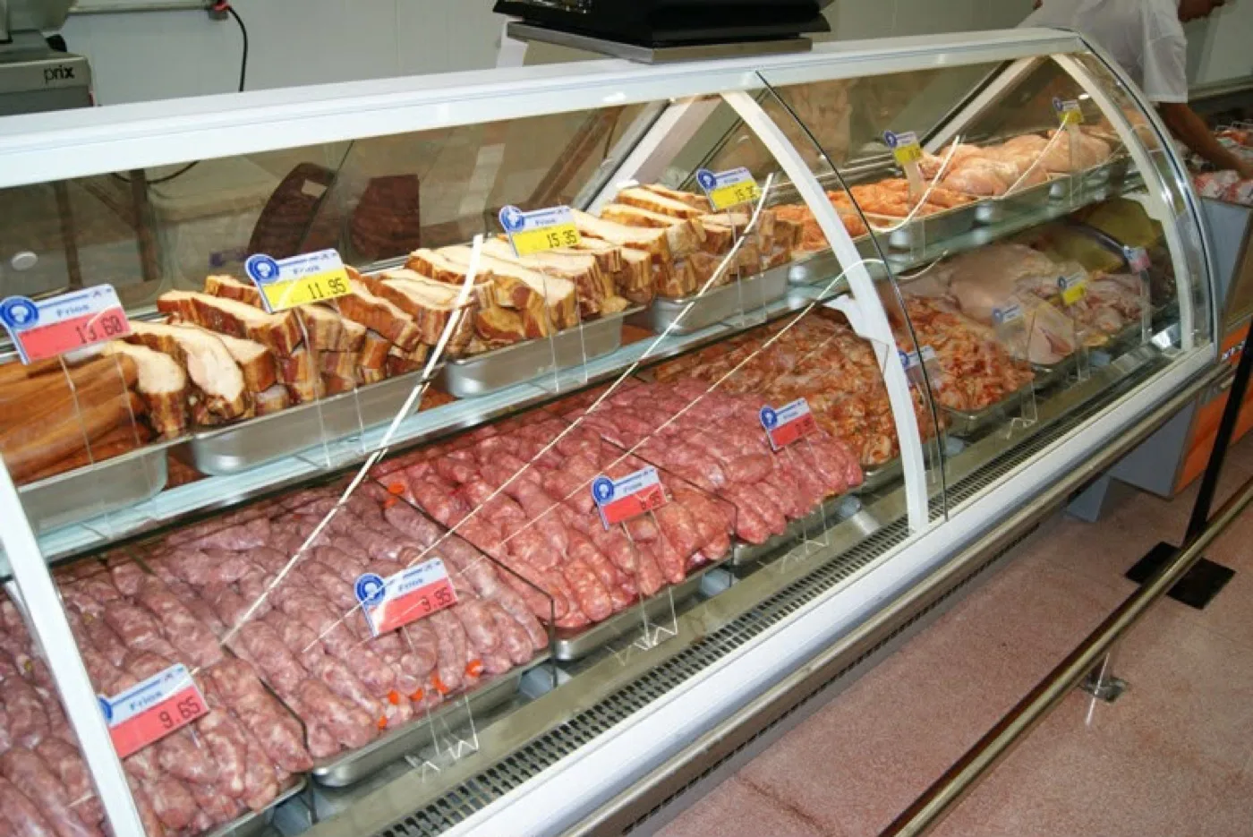 Balcão refrigerado de açougue e frios em um supermercado