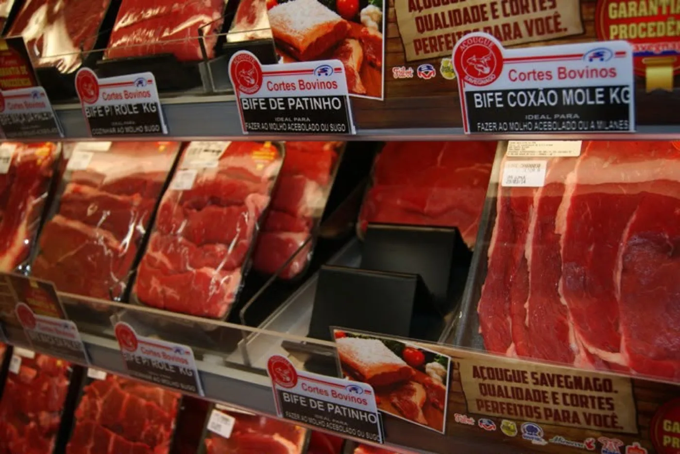 Cortes bovinos embalados no balcão de açougue