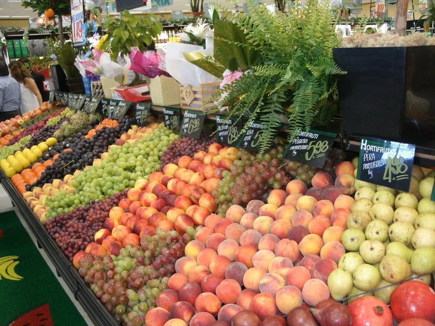 Setor de hortifruti com frutas variadas