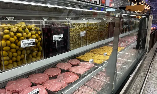 Potes para conservas em supermercado